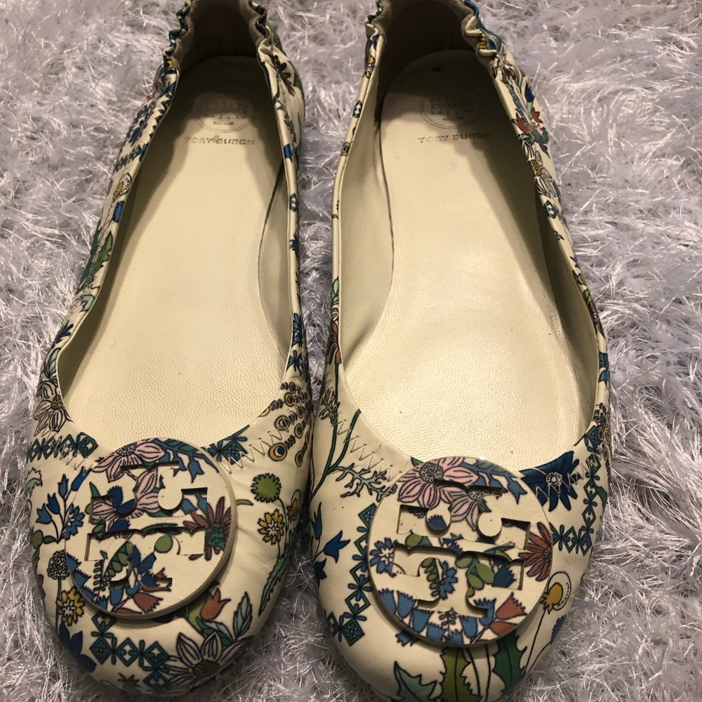 Cream Flats with Floral Pattern and Rounded Toe